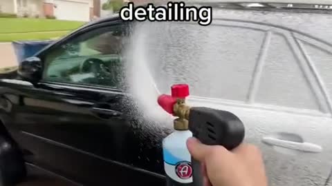 Fan-shaped watering can blows snowflakes at high pressure.