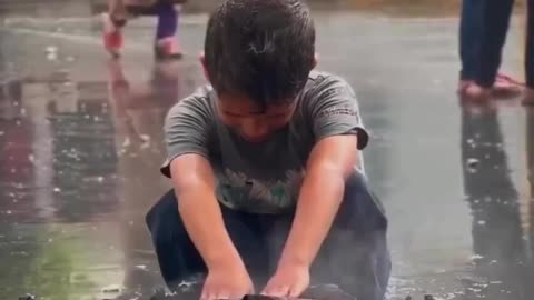 طفل يرتجف من شدة البرد ويحاول الحصول على الدفء في العراء في قطاع غزة