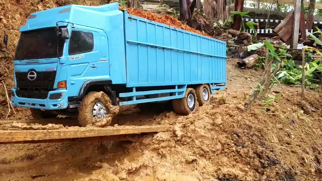 TRUK TERJEBAK JALAN LICIN BERLUMPUR | Miniatur Truk rc