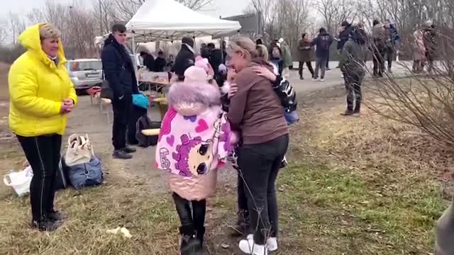 Mother reunites with children at Ukraine border