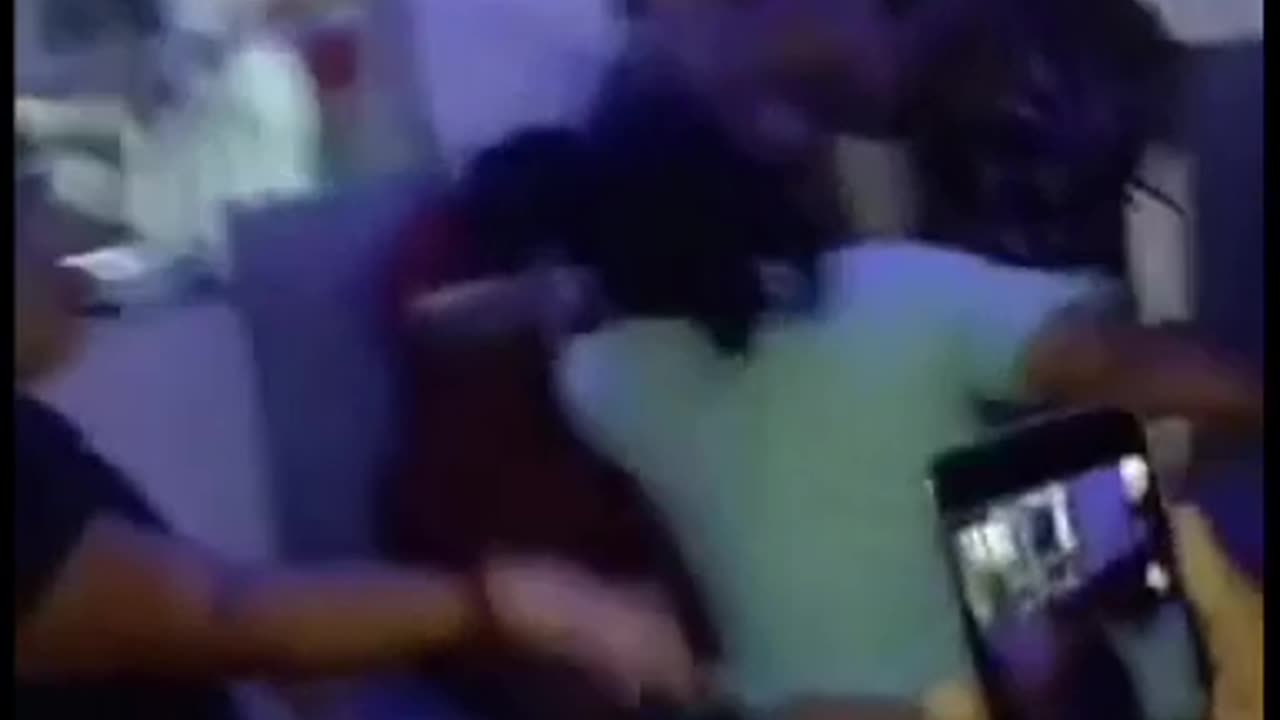 En video: el momento exacto del crimen de una mujer hacia su vecina, en Barranquilla.