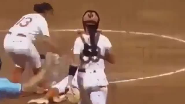 Girl Epic fail in baseball, girl hit hard from ball on others face😂