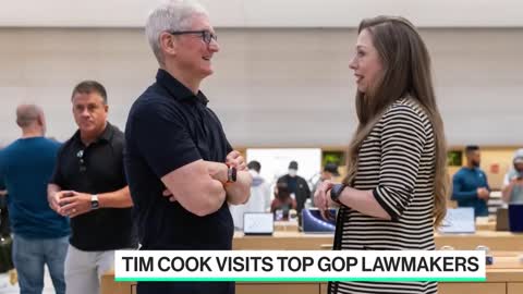 Elon Musk Visits Tim Cook at Apple Headquarters