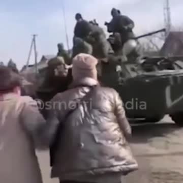 Ukrainian villagers rush to Russian soldiers with offerings of gratitude