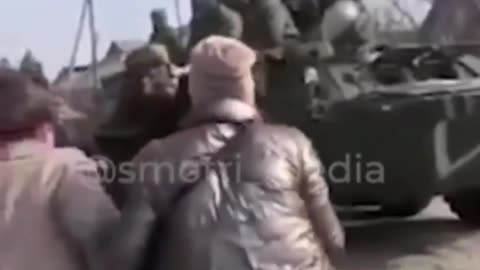 Ukrainian villagers rush to Russian soldiers with offerings of gratitude