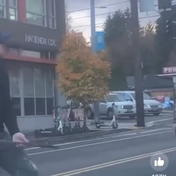Guy pulls out machete during road rage incident