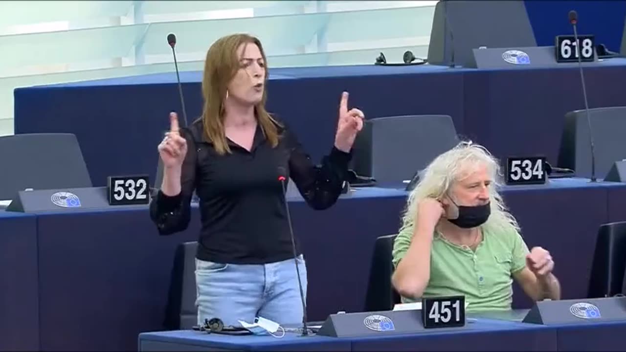 Irish MEP Clare Daly - EU politicians ignore her and say: “She’s crazy” - E