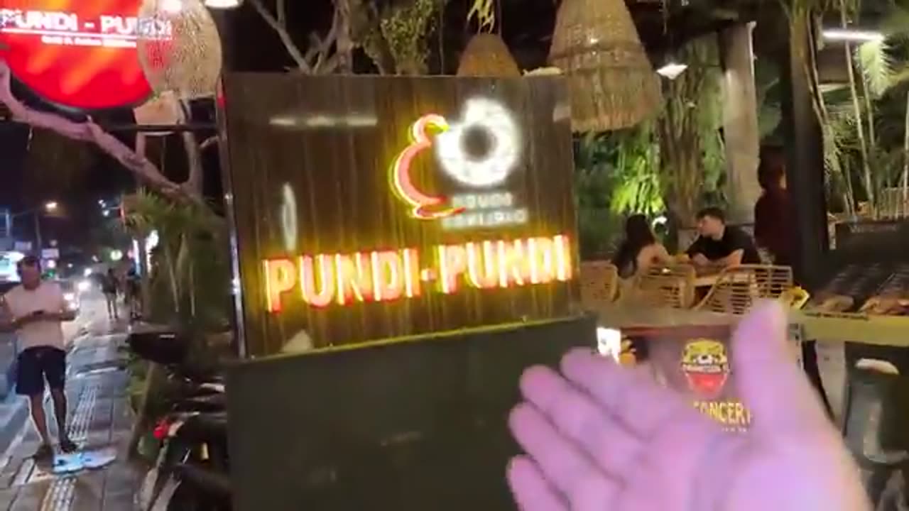 Yeh Kis Tarha Ki Zubaan Hai Inki ? 🤣 | Bali Indonesia Me Scooty Rent Kar Li 😍