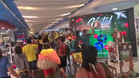 Indígenas protestam contra Lula e Alexandre de Moraes no Aeroporto de Brasília