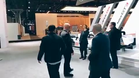 20180329文贵先生视频³：这车次纽约车展非常非常棒！今天晚上我与朋友一起看了布加迪．劳斯来斯．林宝坚尼……好多人对着我喝！一切都是刚刚开始！