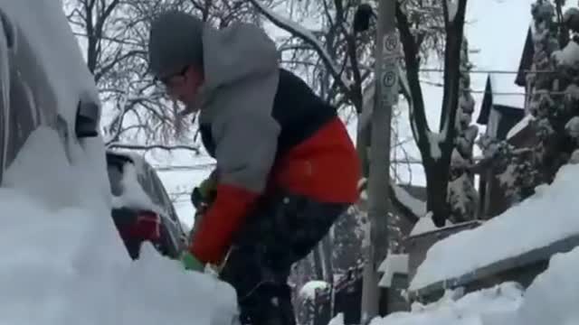 Watch this Toronto boy's priceless reaction to shovelling snow