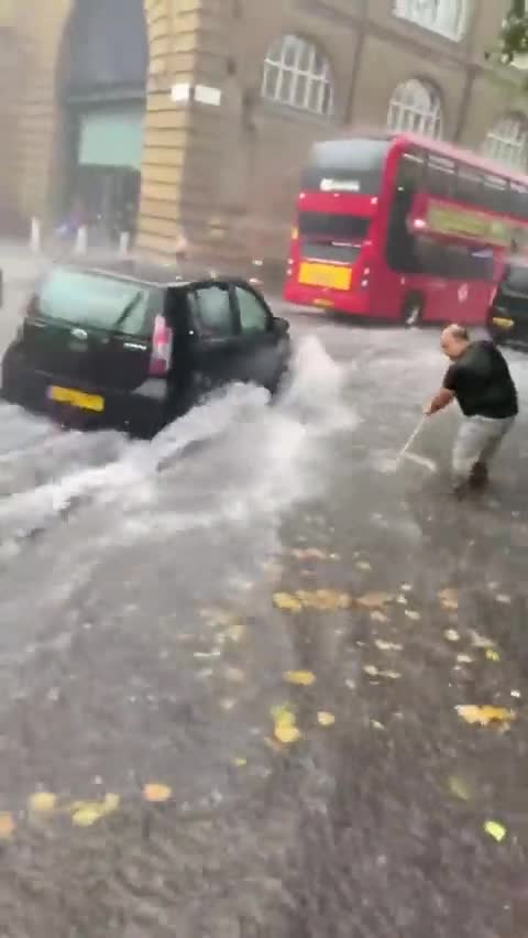 ΣΤΟ ΜΕΤΑΞΥ Ο ΑΛΛΟΣ ΣΤΟ ΛΟΝΔΙΝΟ ΔΙΩΧΝΕΙ ΤΟ ΝΕΡΟ.