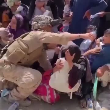 U.S. soldier helps children in Kabu