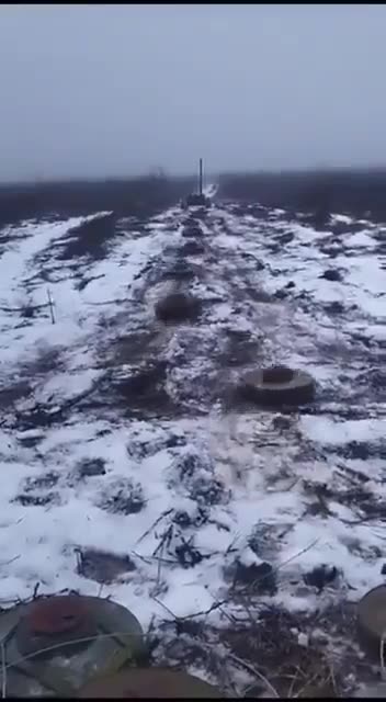 Кадры использования противником небольшого наземного дрона для постановки т.н. “минного шлагбаума”