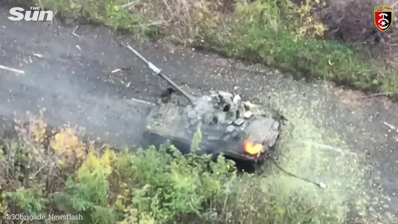 Russian tank flees whil