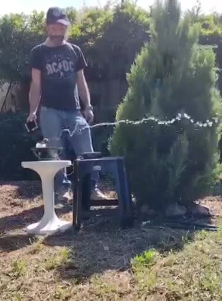 Effetto delle frequenze emesse da una cassa acustica sul tubo annaffiatoio dell'acqua