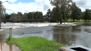 Thousands flee as floods hit Australian inland towns