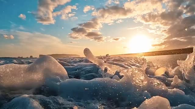 The perfect beach sunset in southern Iceland 🇮🇸 .