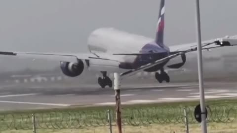 Planes struggle to land at London airport