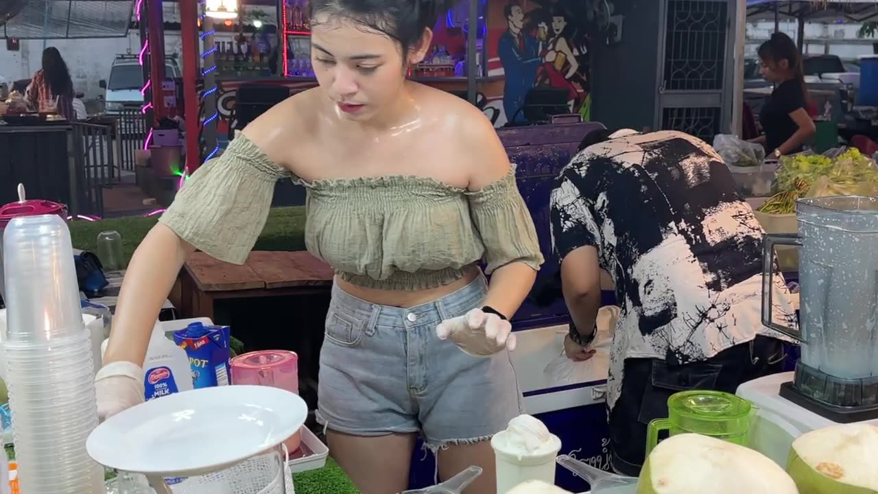 Thai Girl Has Amazing Coconut Cutting Skills | Thai Street Food 🤤