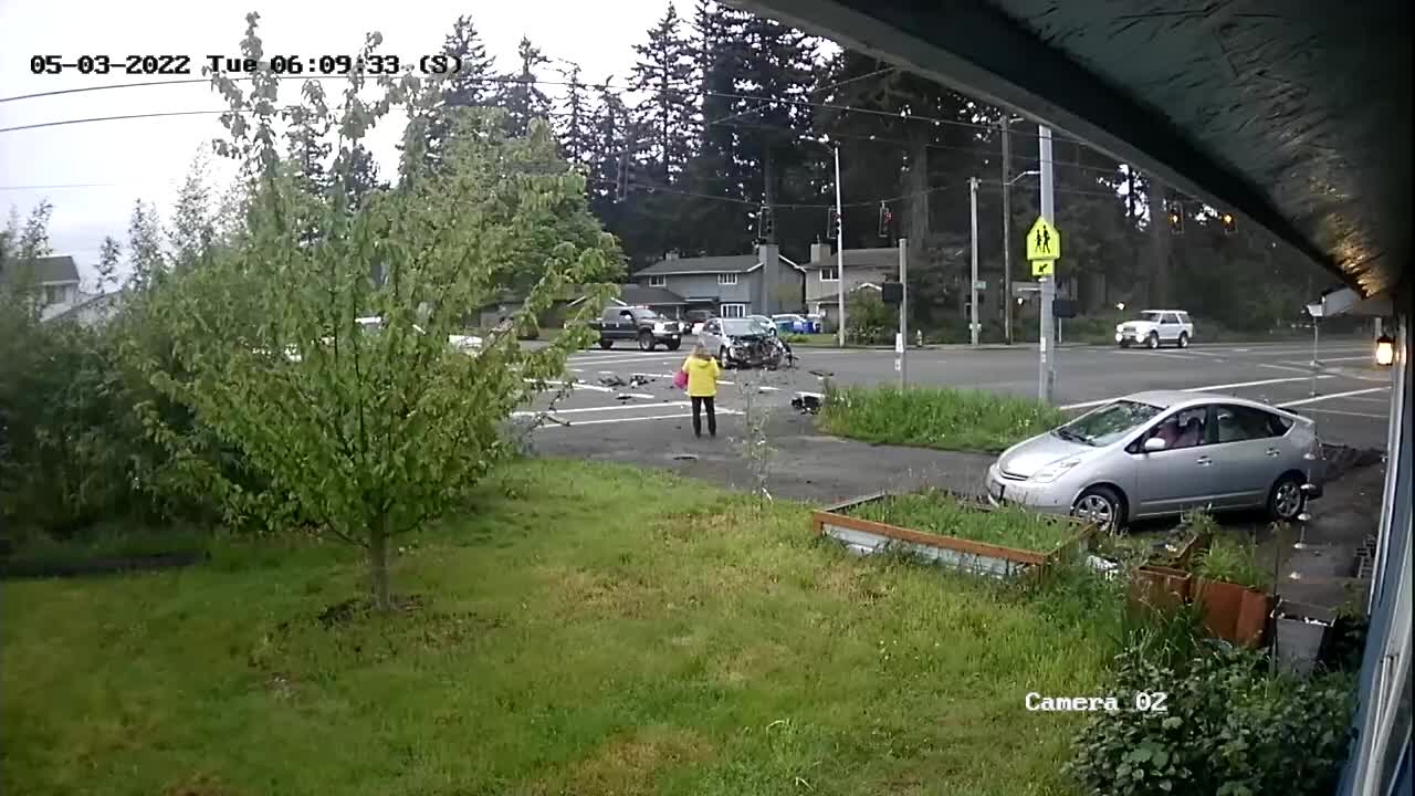 Pedestrian Narrowly Avoids Crash at Portland Intersection