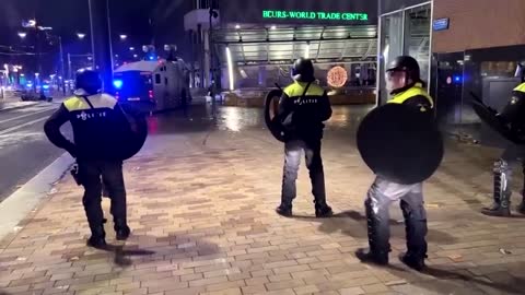 Rioting in Rotterdam over new 'corona pass'