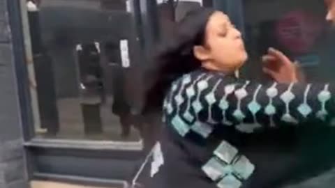 Stealing migrant hits the wrong security guard