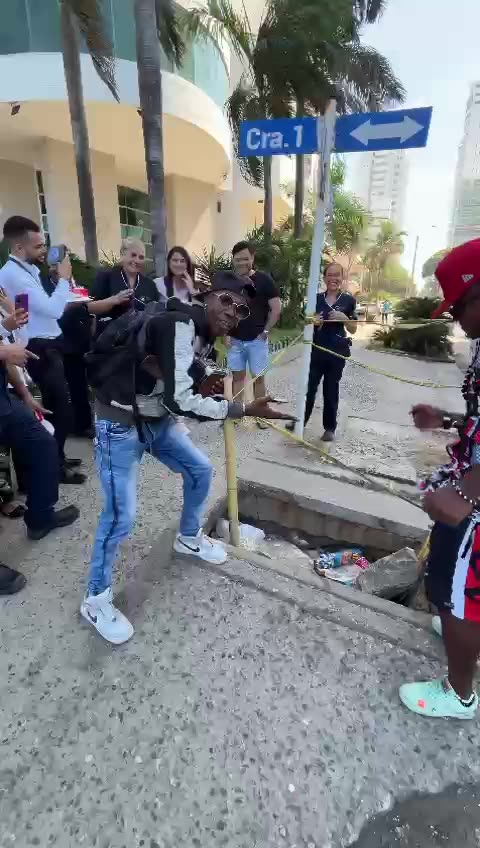 Video: La insólita de celebración del cumpleaños de un hueco en Bocagrande