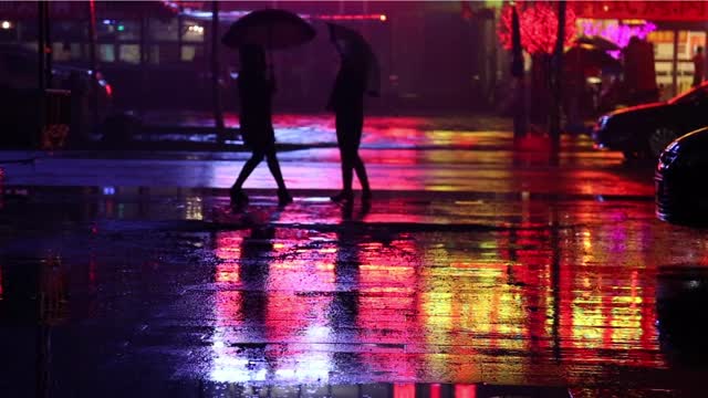 Video of people waiting for a Taxi On A Rainy Night