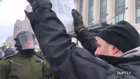 Canada: Police and protesters clash in Ottawa in third week of 'Freedom Convoy