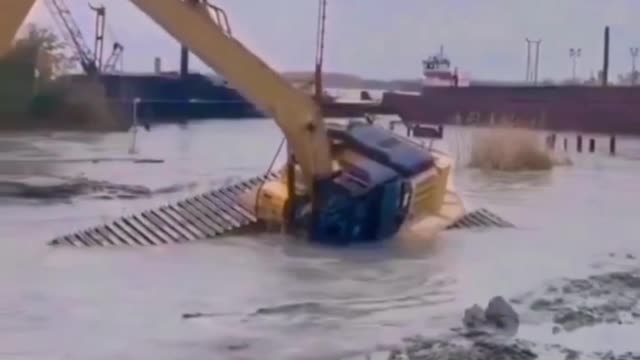 Unexpected​ Excavator Sink Mud Underwater - Caterpillar Very Difficult Recovery