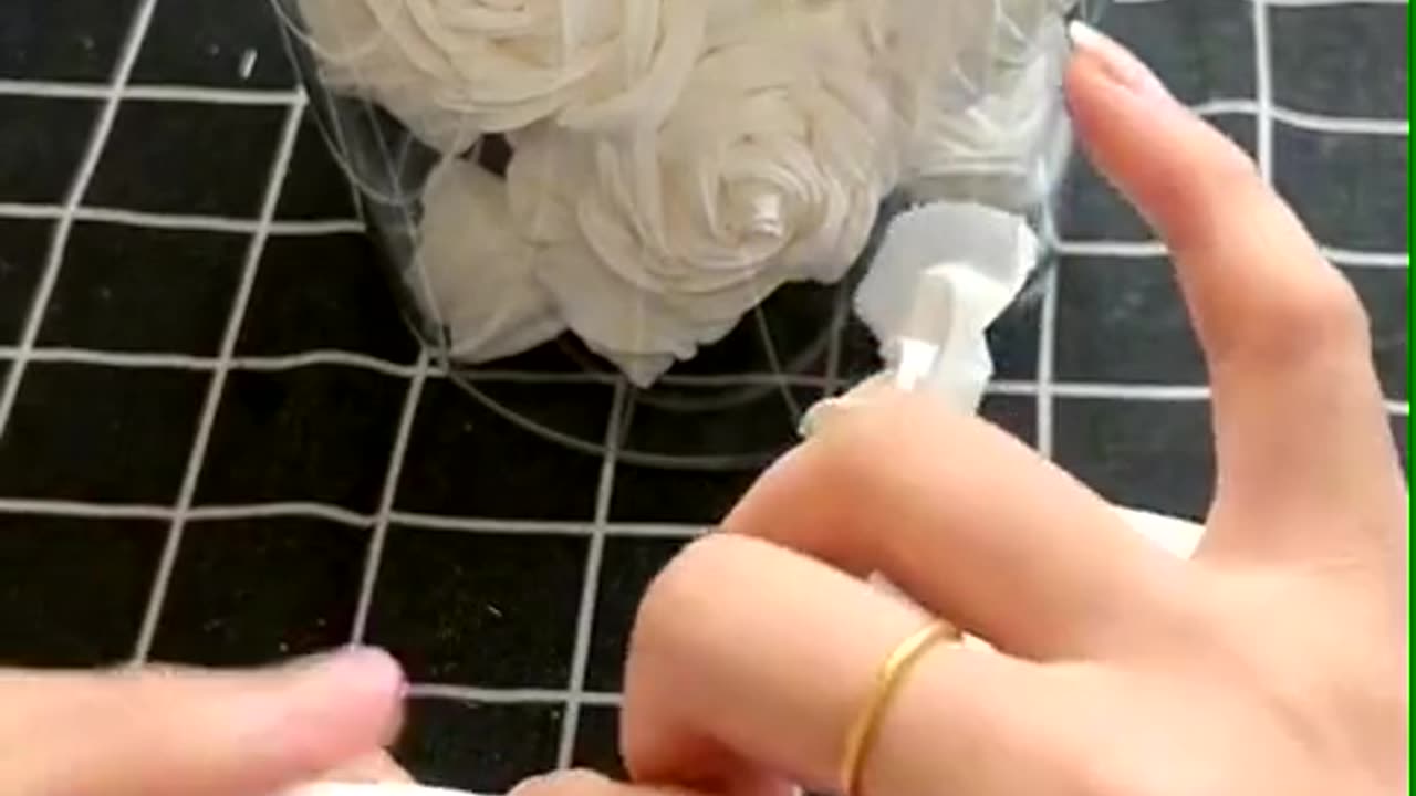 Use tissue paper create flowers