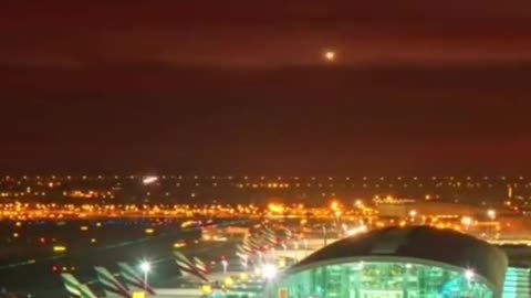 Dubai airport 40 ✈plane landing