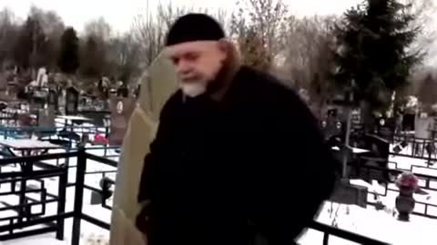 Geydar Dzhemal no Túmulo de Evgeny Golovin