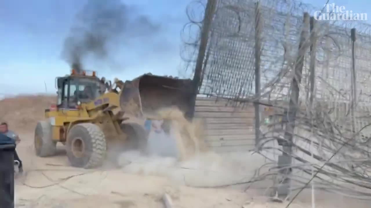 Israel: Bulldozer filmed taking down section of Israel-Gaza border fence