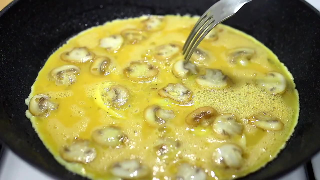 If you have eggs and mushrooms, prepare this easy and delicious breakfast!