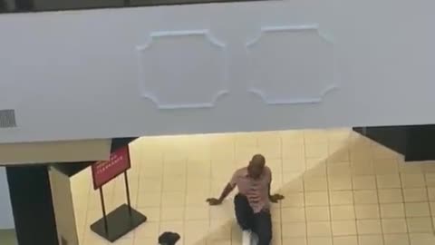 Dude jumps off 2nd floor trying to get away after robbing Apple store