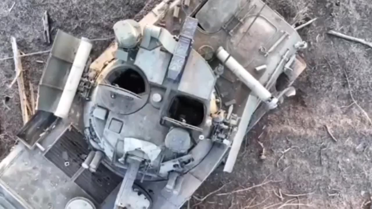 Ukraine war footage : Russian BTR goes up in flames