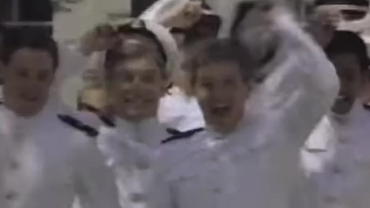 The Skinnosphere! Calling The Police On This Stalker!