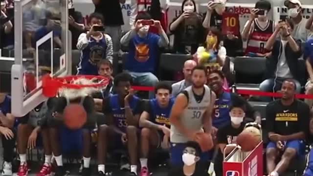 Curry did a no-look shot during the 3-Point contest in Japan 🔥 #nba