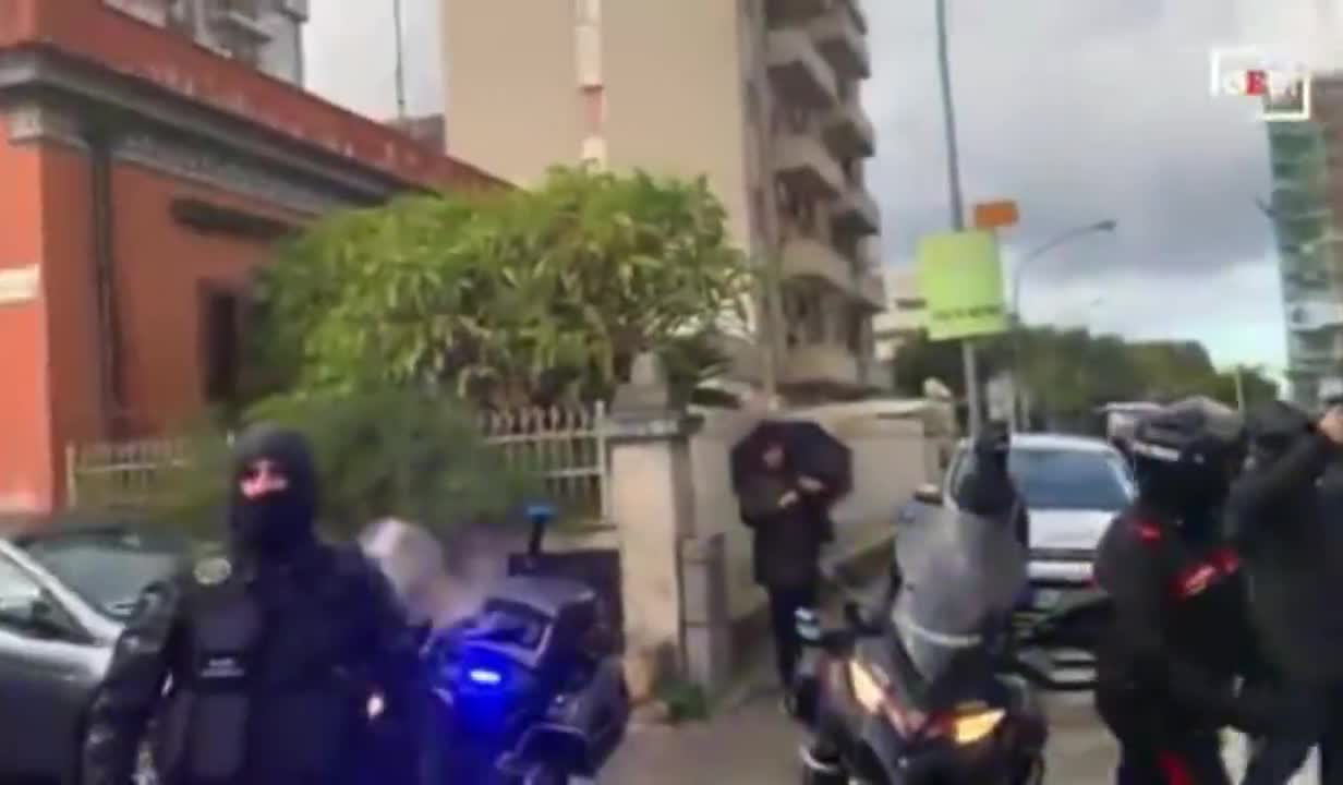 Palermo people cheering the police after the arrest of senior mafia chief