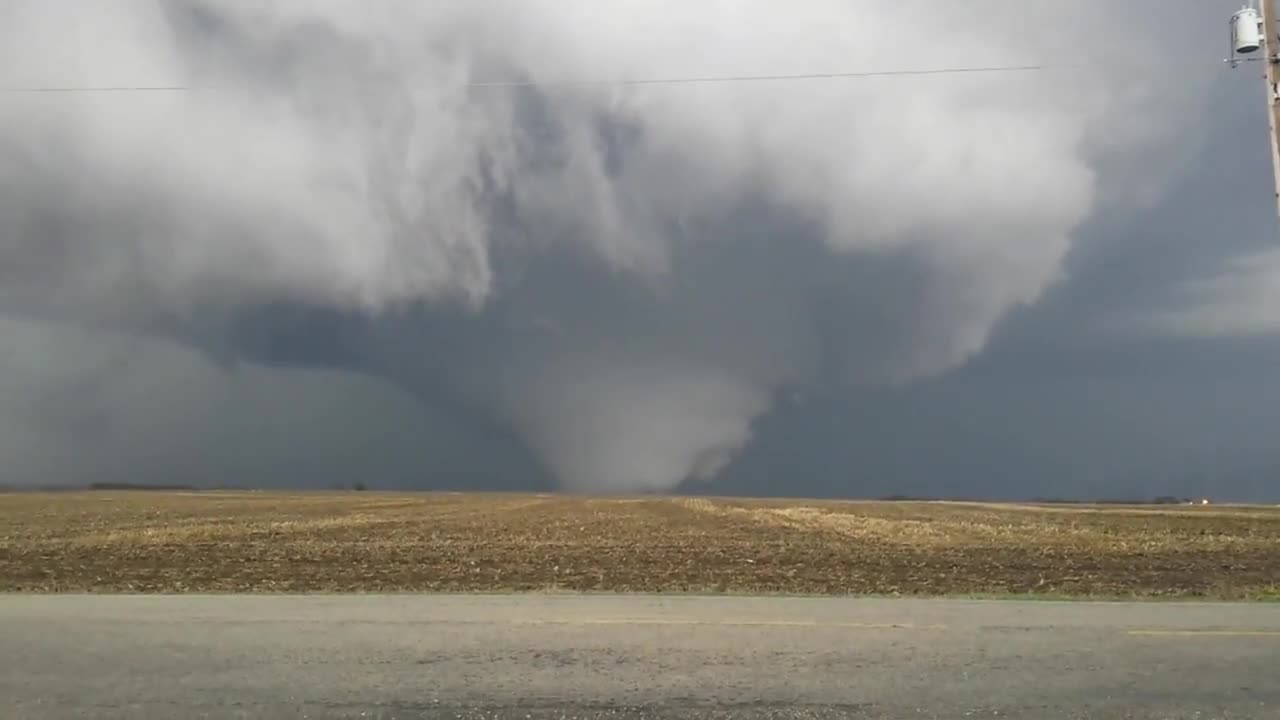 Couple Sees Huge Tornado Forming at Illinois