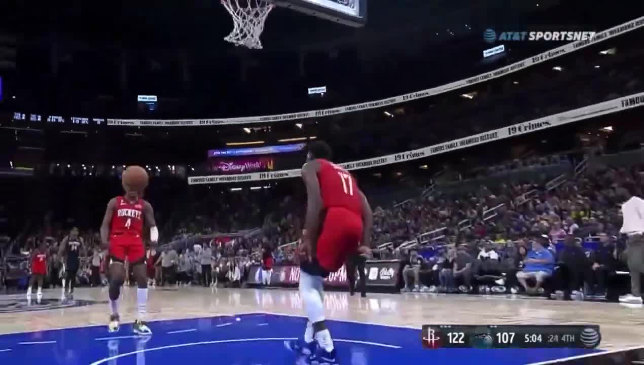 Tari Eason steals the ball from Banchero and throws down the windmil