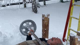 74year old man BENCH PRESSING 80KG on -20ºC MOUNTAIN MAN !!!