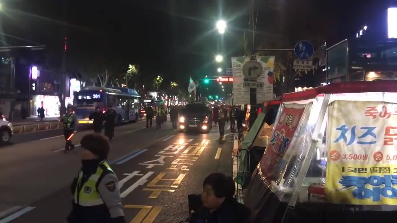 20191206_V3_S03(plLEpYlsQl0)젊은청년들도 마로니에 공원에서 야간행진을 하며 자유의 함성을 외치다