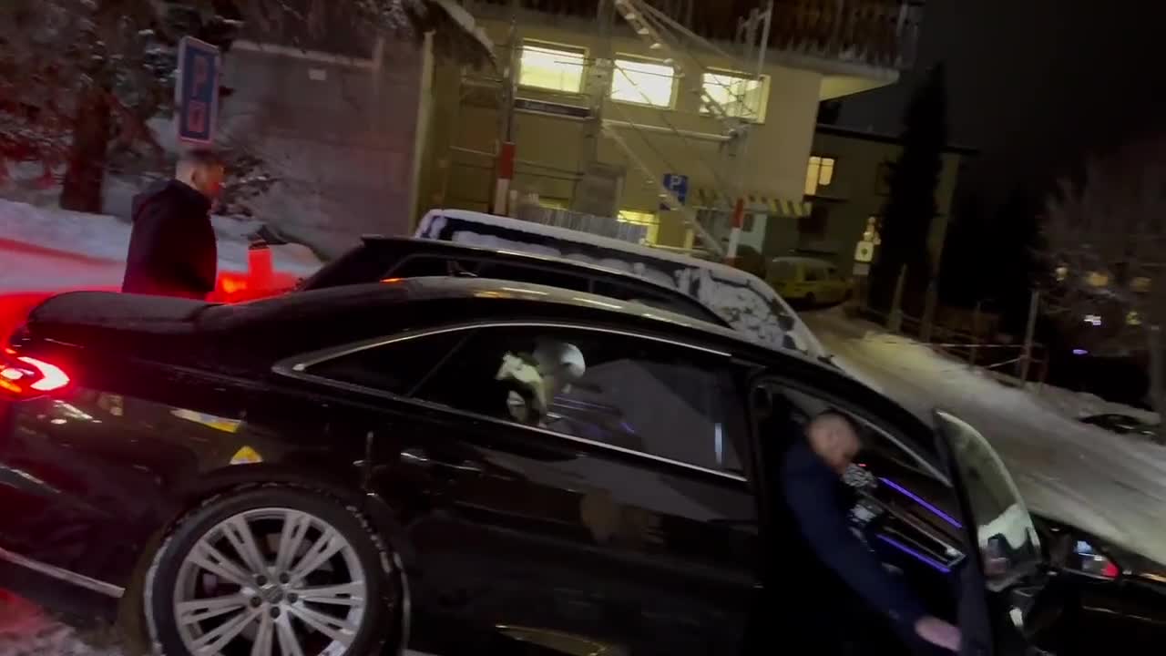 다보스 포럼밖에서 만난 Klaus Schwab의 도망