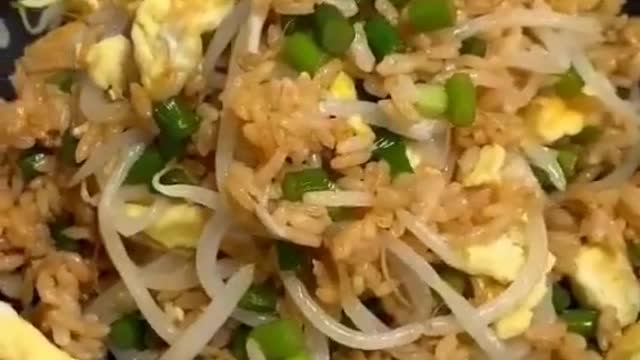 Bean sprouts,eggs,green onions,rice