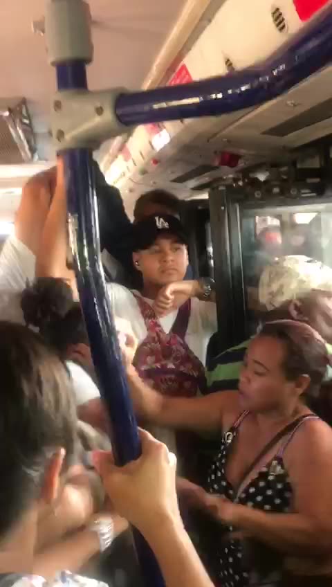 Video: Dos pasajeros se agarran a golpes por un ‘cupito’ en Transcaribe