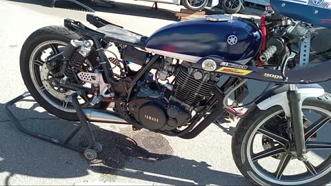 SR500 Cafe racer. Muffler/Carb test.