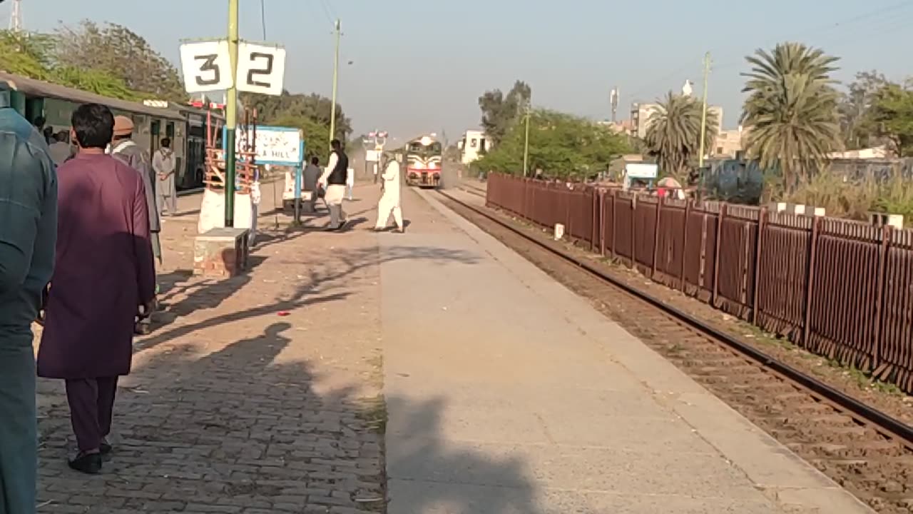 Karakoram Express passaging Sanghla hill station 🔥😬